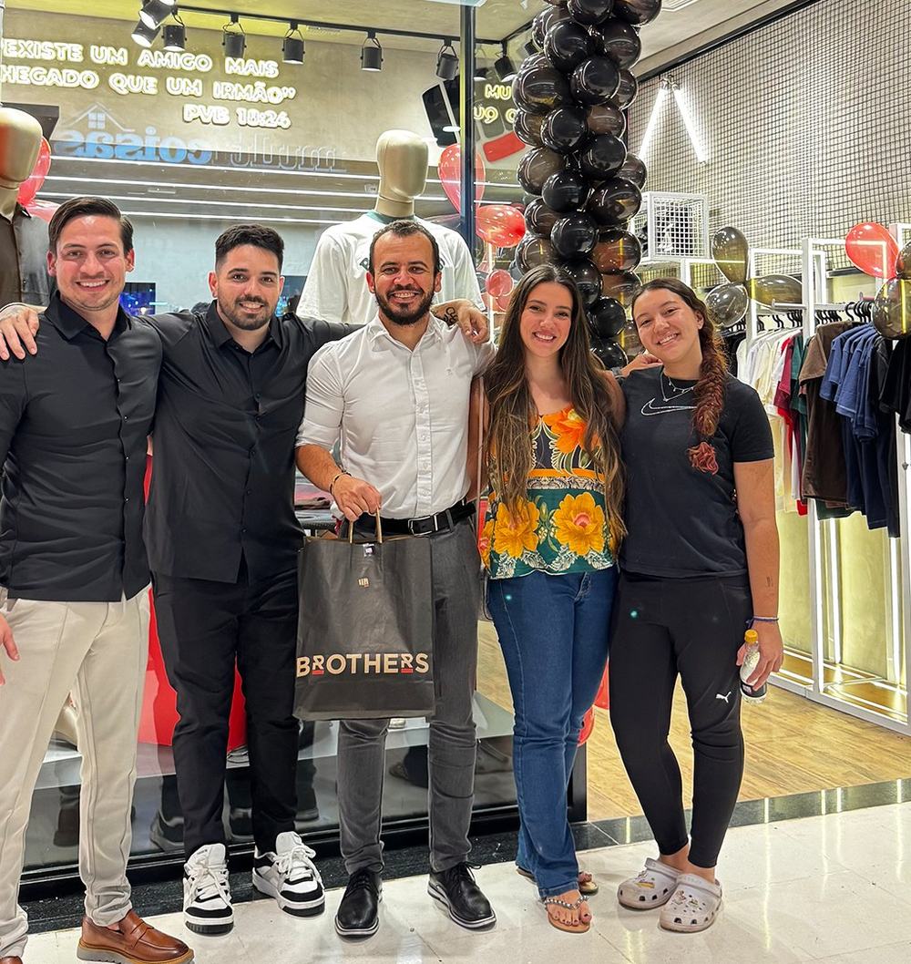 Equipe Brothers celebrando inauguração de nova loja