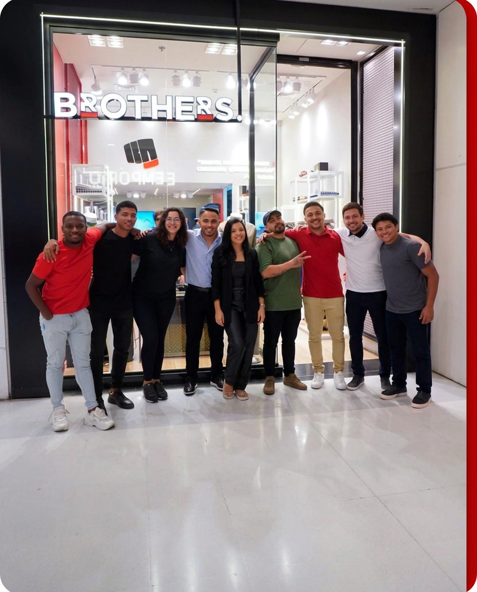 Equipe Brothers em frente a uma loja da marca